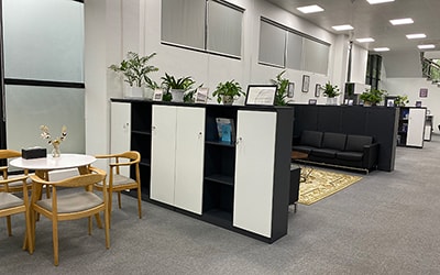 Instantâneo dos funcionários de nosso escritório no trabalho